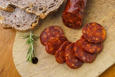 Charcuterie Espagnole Avec Saucisses Tranchées Fuet Chorizo Sur Une  Assiette Rustique. Fond En Bois. Vue Supérieure Image stock - Image du  secouez, traditionnel: 221029535