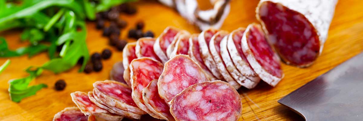 Charcuterie Espagnole Avec Saucisses Tranchées Fuet Chorizo Sur Une  Assiette Rustique. Fond En Bois. Vue Supérieure Image stock - Image du  secouez, traditionnel: 221029535