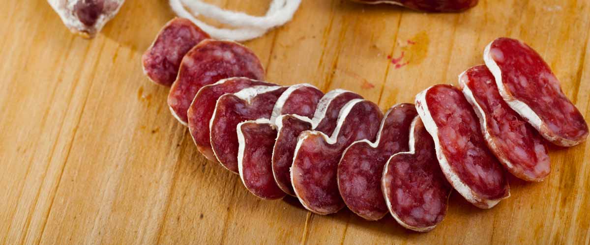 Charcuterie Espagnole Avec Saucisses Tranchées Fuet Chorizo Sur Une  Assiette Rustique. Fond En Bois. Vue Supérieure Image stock - Image du  secouez, traditionnel: 221029535