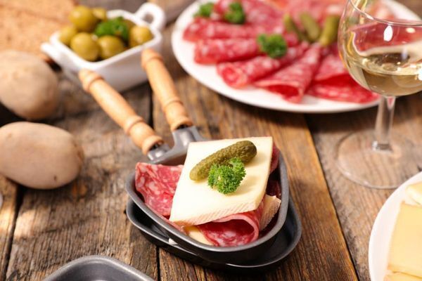 Quelle charcuterie pour accompagner la raclette ?