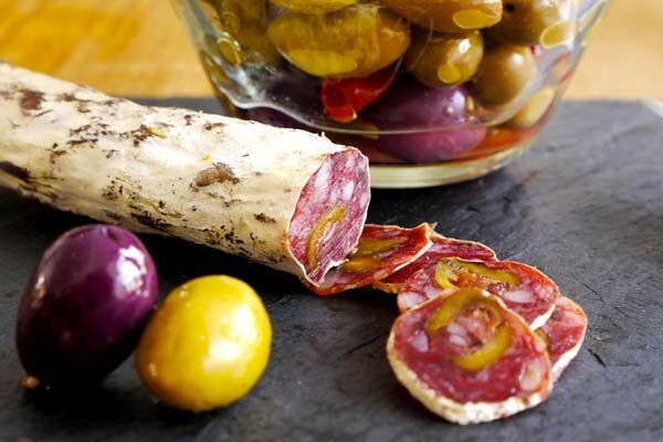 Fouet Olives - Charcuterie: Saucissons & Jambons