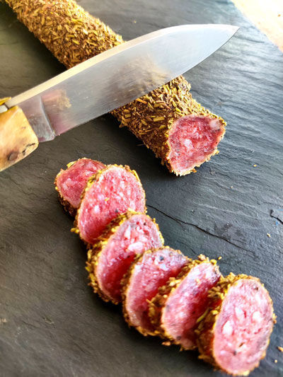 Salami mit Kräutern