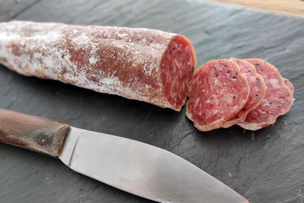 Salami mit Ziegenkäse