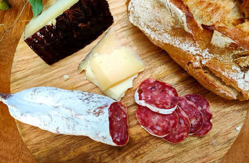 Saucisson avec fromage de brebis  Charcuterie: Saucissons & Jambons